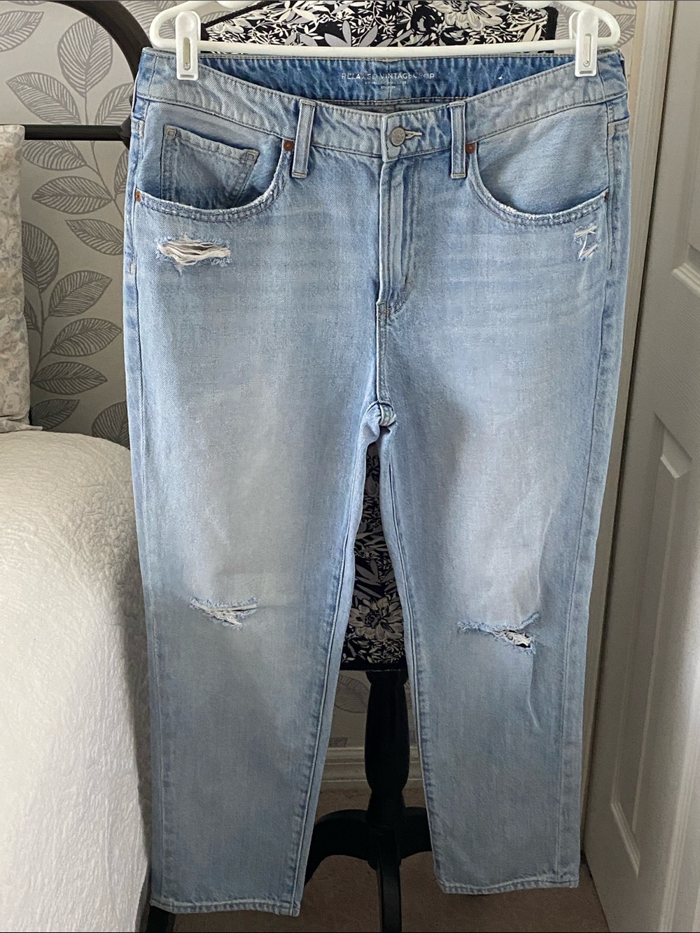 NWOT Chico’s Cotton Relaxed Vintage Crop Boyfriend Jeans w/ distressing Size 8
